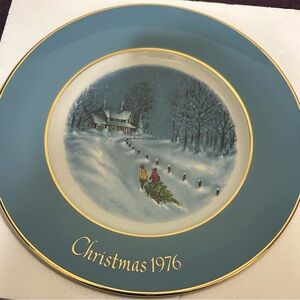 Enoch Wedgwood Bringing Home The Tree Christmas 1976, 3rd Edition Avon Plate